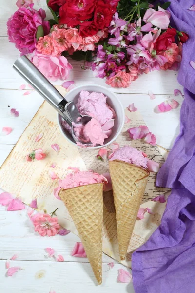 白い背景にフルーツアイスクリームとバラの花束とまだ生活 — ストック写真
