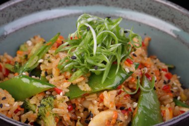 sebzeli pilav, mantar ve yeşil soğanlı.