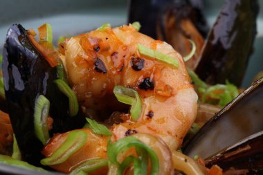 karidesli pilav, kalamar halkaları ve midye.