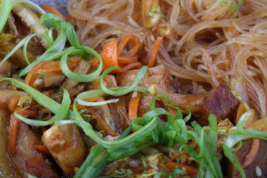 Etli, sebzeli ve soslu.