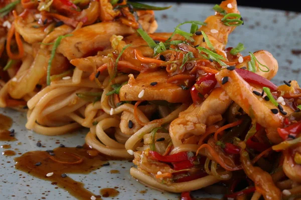 Fideos Chinos Con Verduras Guisadas Carne Setas Salsa — Foto de Stock