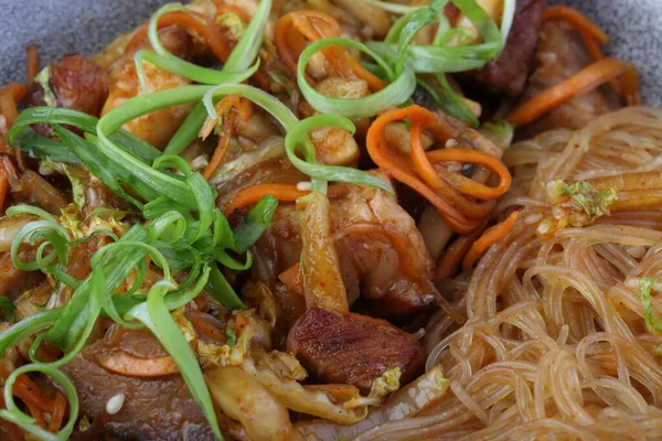 Spaghettis Aux Champignons Cuits Légumes Crevettes Sauce Œufs Brouillés — Photo