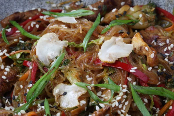 Fideos Chinos Con Verduras Estofadas Carne Champiñones Salsa — Foto de Stock