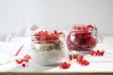 Chia peynirli tatlı, beyaz arka planda çilek ve frenk üzümü.