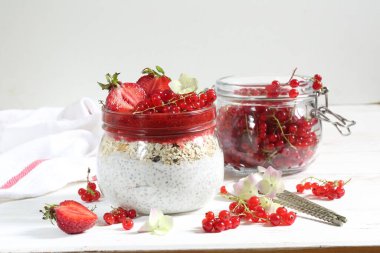 Chia peynirli tatlı, beyaz arka planda çilek ve frenk üzümü.