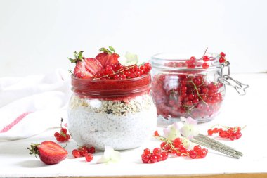 Chia peynirli tatlı, beyaz arka planda çilek ve frenk üzümü.