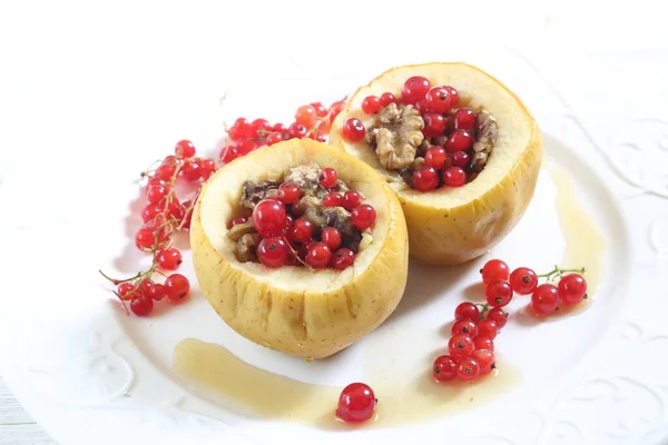 Manzanas Horno Con Miel Nueces Grosellas Sobre Fondo Blanco — Foto de Stock