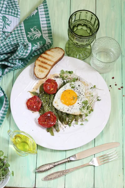 Äggröra Med Tomater Och Gröna Bönor Grön Trä Bakgrund — Stockfoto