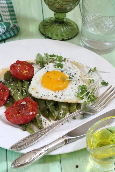 Äggröra Med Tomater Och Gröna Bönor Grön Trä Bakgrund — Stockfoto