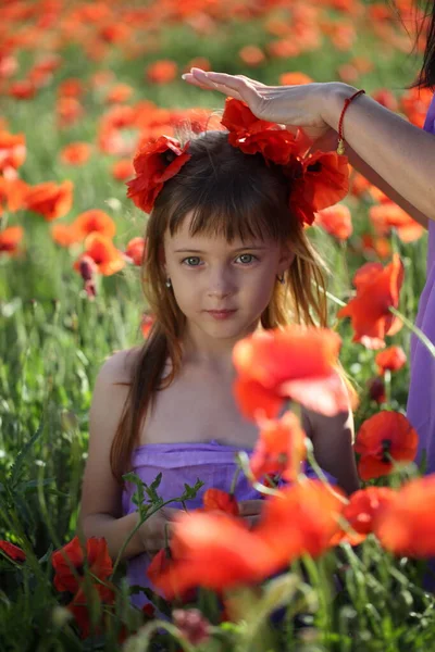 Mutter Webt Ihrer Tochter Einen Roten Mohn Ins Haar — Stockfoto