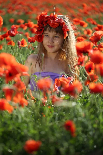 Kleines Mädchen Auf Einem Feld Mit Mohn — Stockfoto