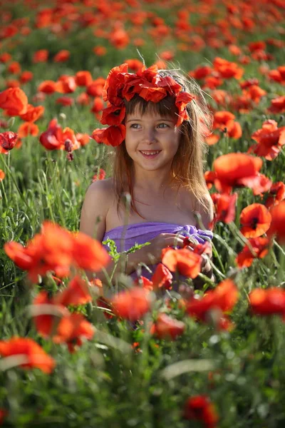 Kleines Mädchen Auf Einem Feld Mit Mohn — Stockfoto