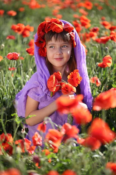 Menina Campo Com Papoilas — Fotografia de Stock