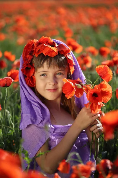 Menina Campo Com Papoilas — Fotografia de Stock