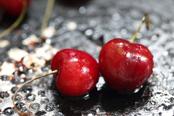 Cerises Humides Sur Fond Noir — Photo