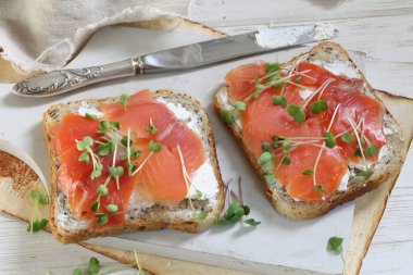 Somon ve krem peynirli, beyaz tabakta