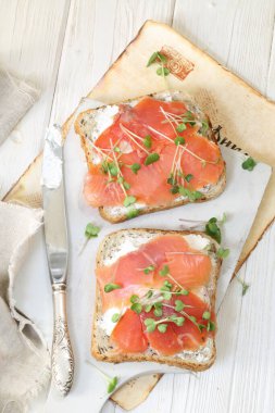 Somon ve krem peynirli, beyaz tabakta