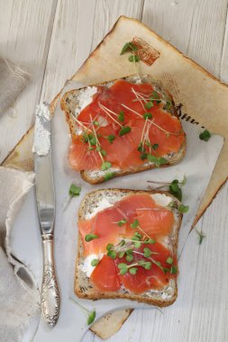 Somon ve krem peynirli, beyaz tabakta