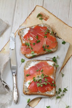 Somon ve krem peynirli, beyaz tabakta