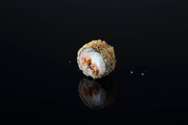 Tempurada yılan balığıyla siyah bir arkaplanda yuvarlan