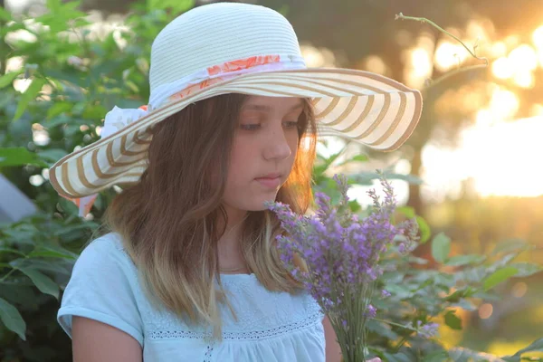 ラベンダーの花束を持つ帽子の女の子 — ストック写真