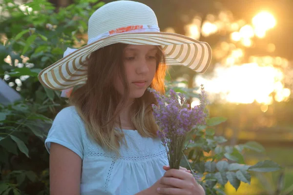 ラベンダーの花束を持つ帽子の女の子 — ストック写真