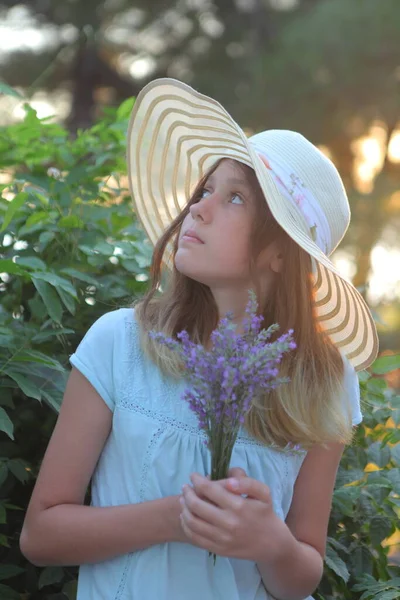 ラベンダーの花束を持つ帽子の女の子 — ストック写真