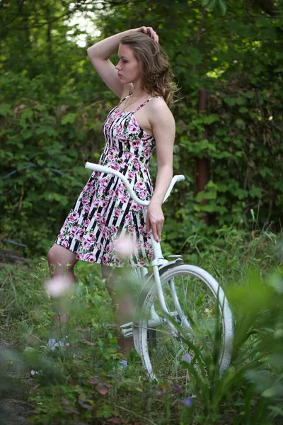 Meisje Een Witte Fiets Het Park — Stockfoto