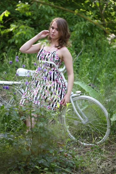 Дівчина Білому Велосипеді Парку — стокове фото