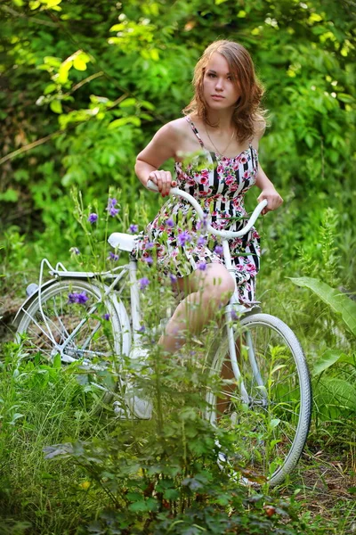 Mädchen Auf Weißem Fahrrad Park — Stockfoto