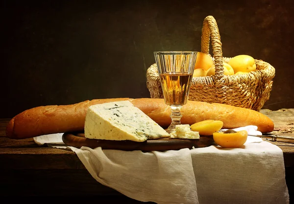 Beyaz şarap, kayısı, taze ekmek ve peynir — Stok fotoğraf