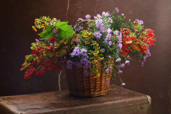 Fiori e rami di guelder-rose in un cesto di wattled — Foto Stock