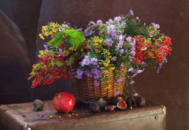 İncir, nar ve çiçekli sepet