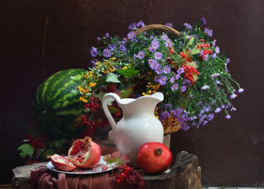 Karpuz, bir nar, beyaz bir sürahi ve bir wattl bir buket