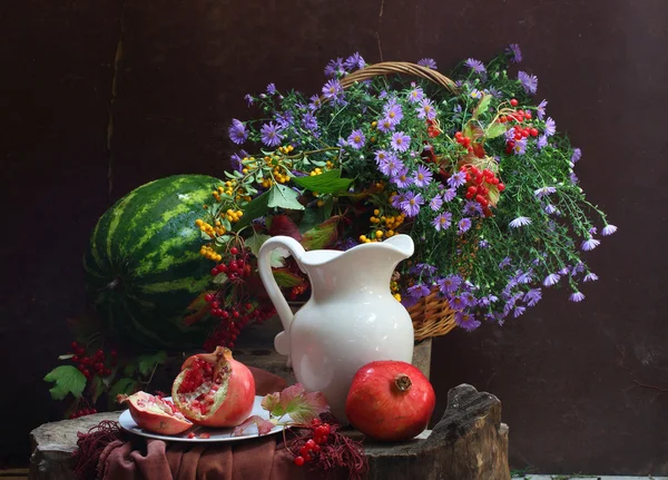 Karpuz, bir nar, beyaz bir sürahi ve bir wattl bir buket