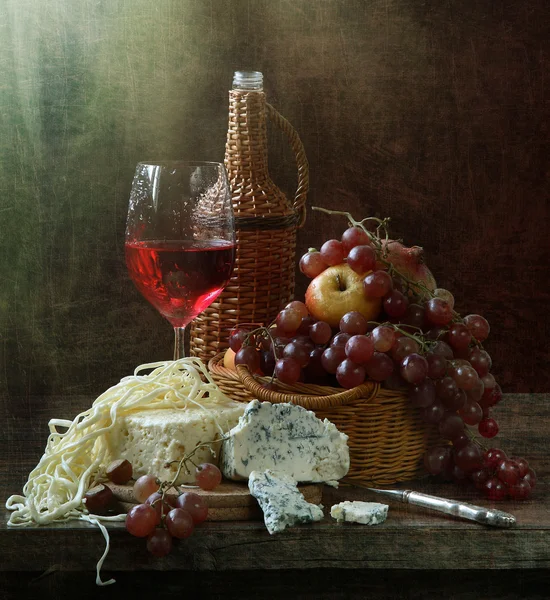 Natura morta con vino rosso, formaggio e frutta — Foto Stock