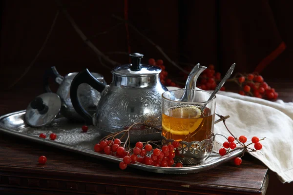 Чай с камышовой розой и лимоном — стоковое фото