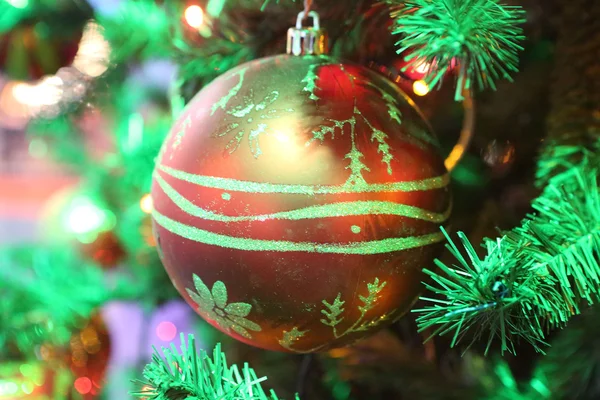 Ragyogó gömb egy újévi fa — Stock Fotó