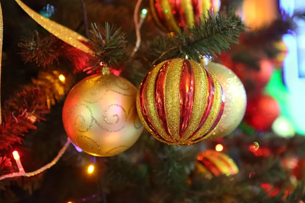 Las esferas brillantes sobre el árbol de Año Nuevo —  Fotos de Stock