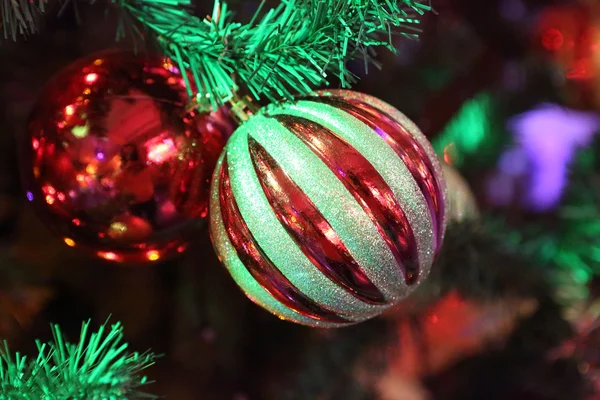 Genialny sferą na drzewie nowy rok — Zdjęcie stockowe