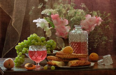Pembe şarap ve meyve, düz kek ve Glayöl ile natürmort
