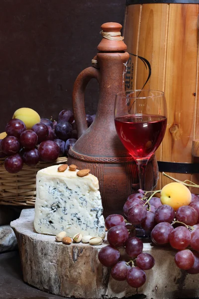 酒、 水果、 坚果和奶酪 — 图库照片