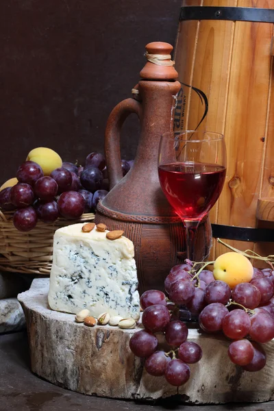 Vino, fruta, frutos secos y queso — Foto de Stock