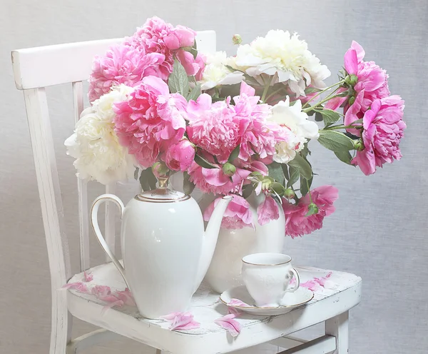 Çay ve peonies ile natürmort
