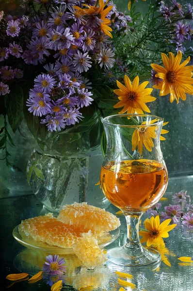 Natureza morta com vinho branco, mel e um buquê — Fotografia de Stock