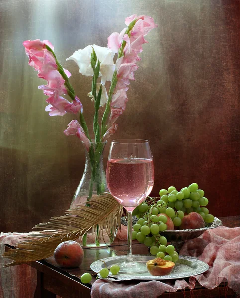 Stilleven met roze wijn en groenten en gladioluses — Stockfoto