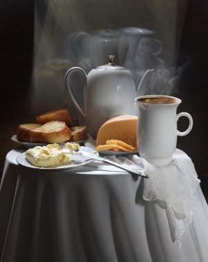 Natürmort kahve, tost sg, peynir ve tereyağı