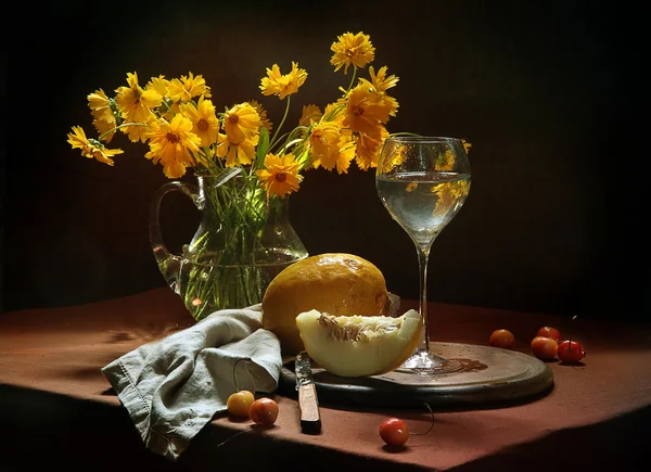 Melão, vinho branco e buquê de camomila amarela — Fotografia de Stock