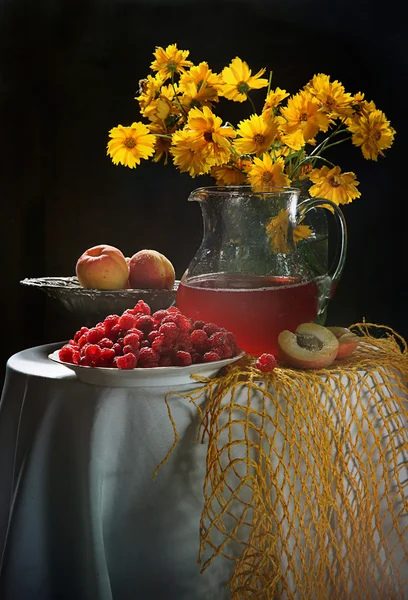 Raspberry, peaches and bouquet from yellow camomiles — Stock Photo, Image