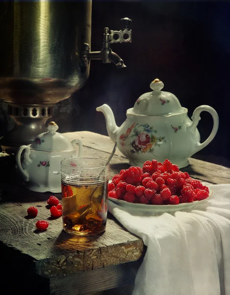 Tea from a samovar and a raspberry — Stock Photo, Image